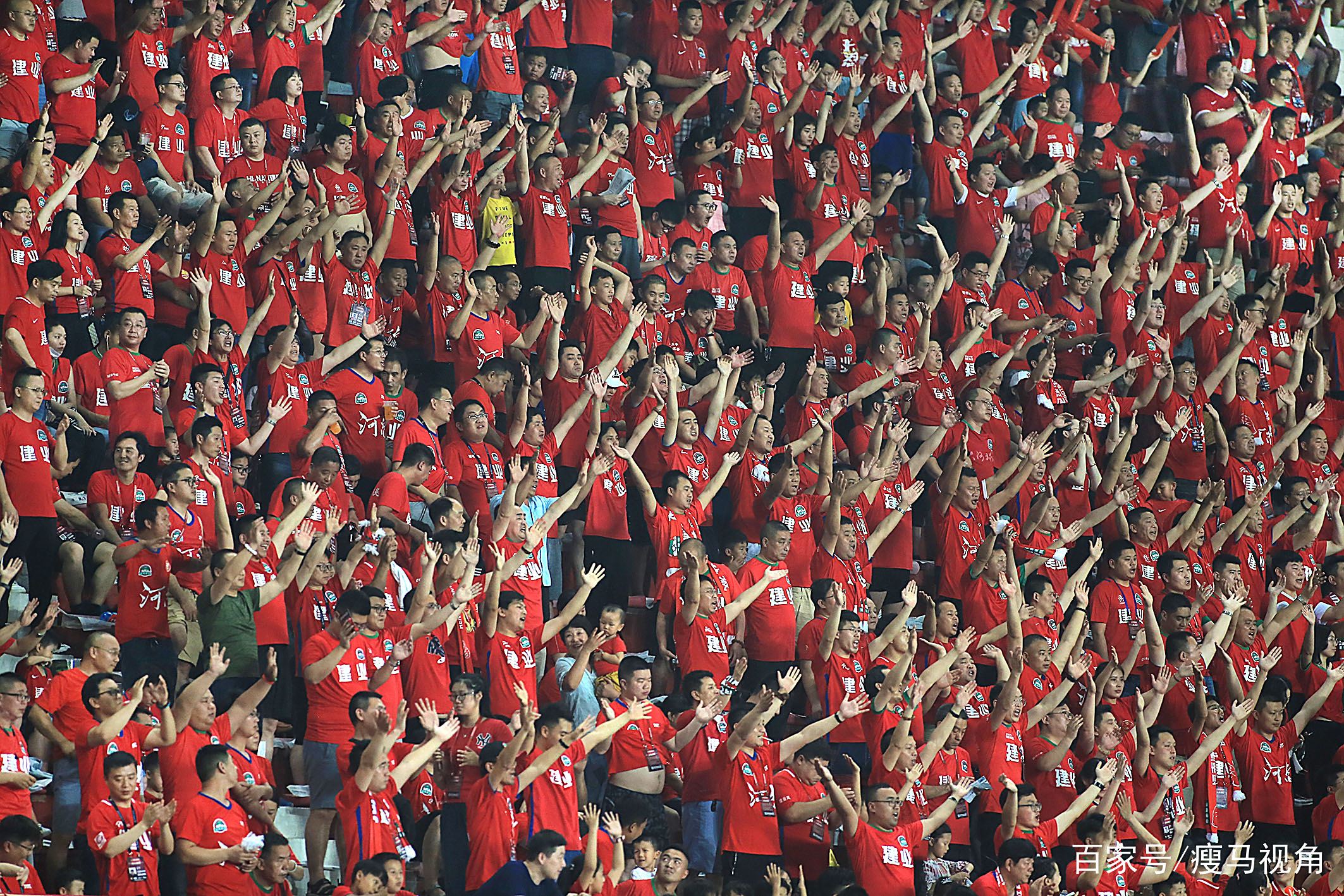 西班牙队不断突破！，西亚卡姆连续十二场比赛得分超过持续失利观众掌声雷动的简单介绍